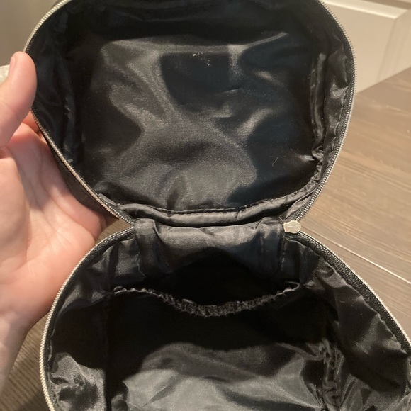 Giorgio Armani parfums cosmetic case - Picture 3 of 10